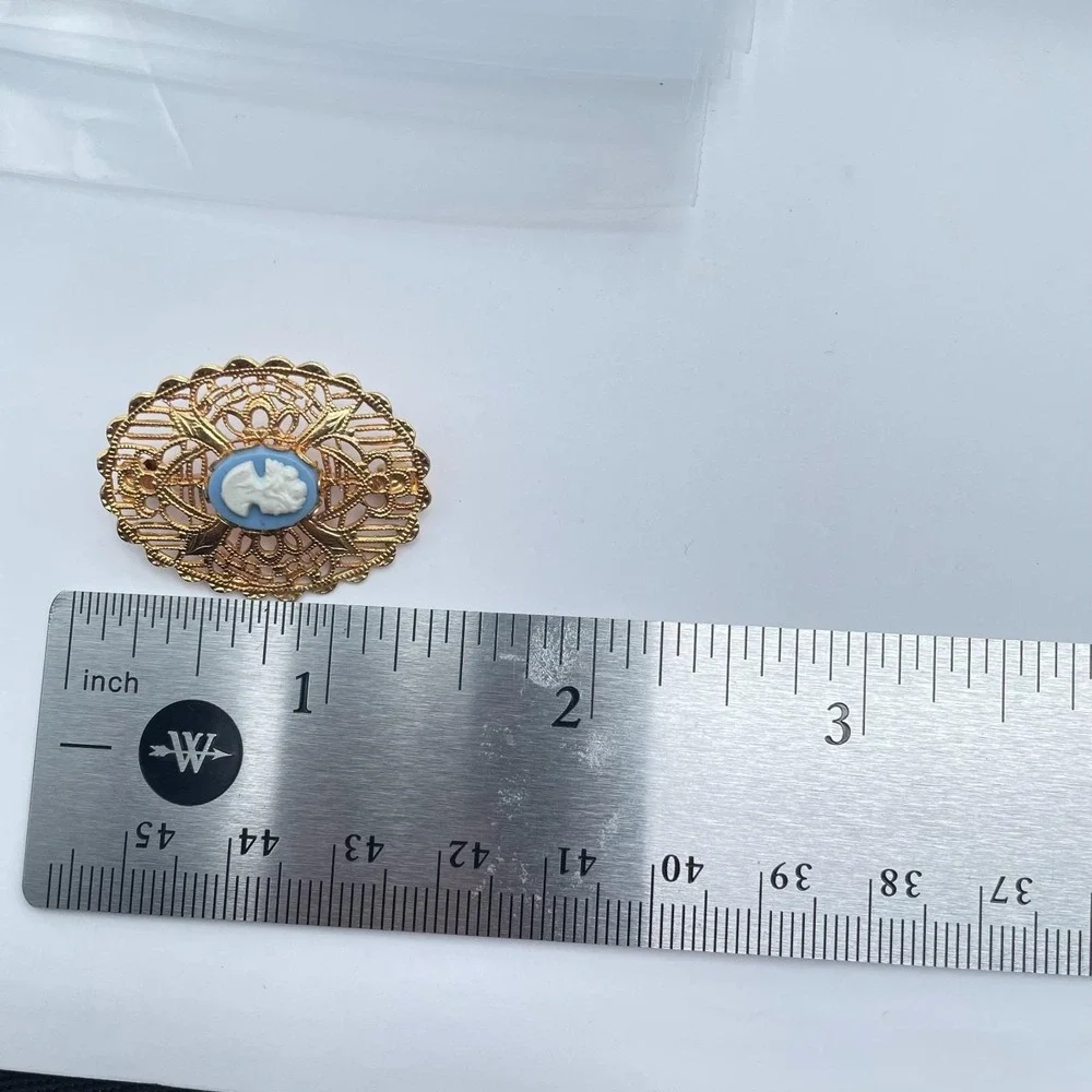 Vintage 90s Cameo Brooch Gold Tone Filigree Oval Victorian Style‎ Pin Jewelry